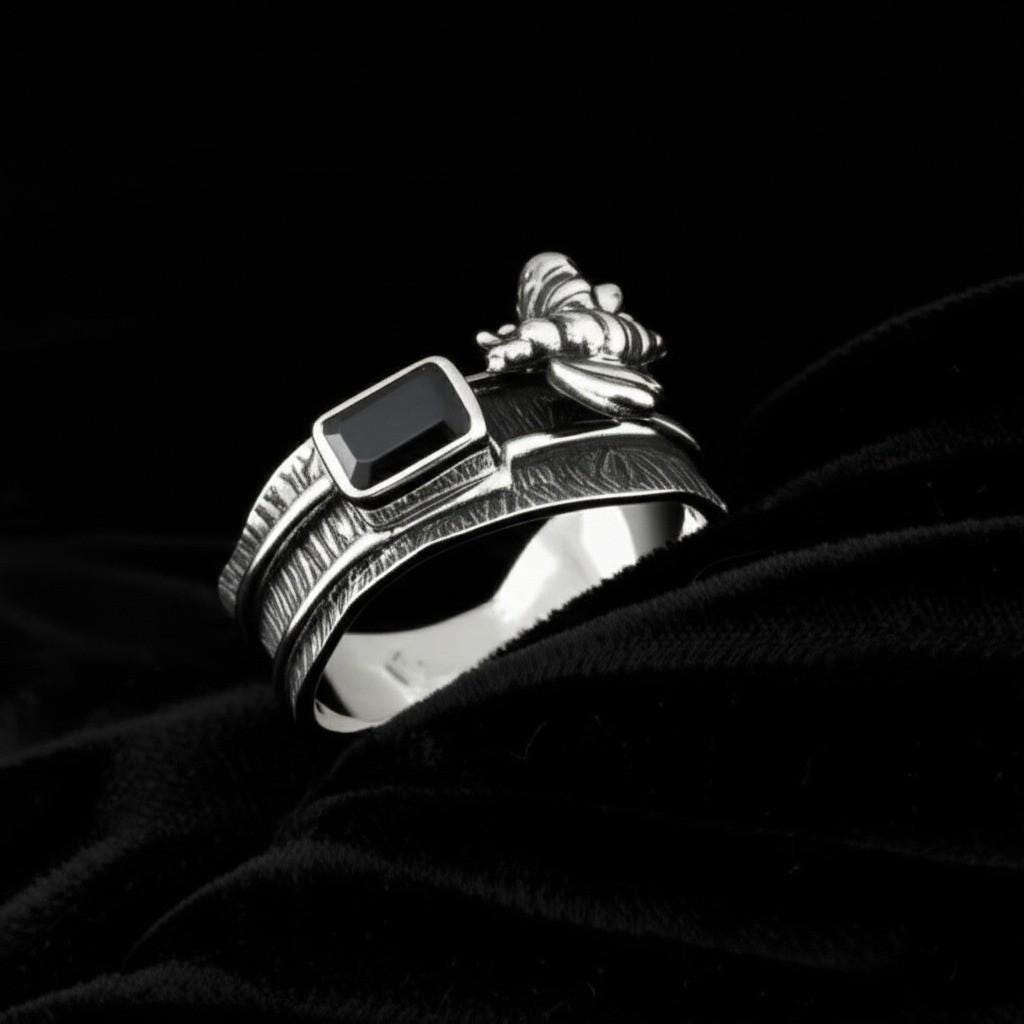 Sterling Silver Bee Ring with Black Onyx, Nature-Inspired Stone Ring, Artisan Crafted Silver Bee Ring, Handmade gemstone ring, Designer ring