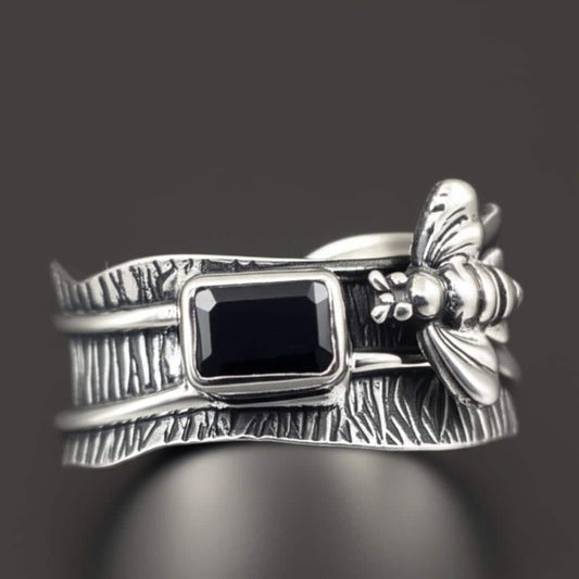 Sterling Silver Bee Ring with Black Onyx, Nature-Inspired Stone Ring, Artisan Crafted Silver Bee Ring, Handmade gemstone ring, Designer ring