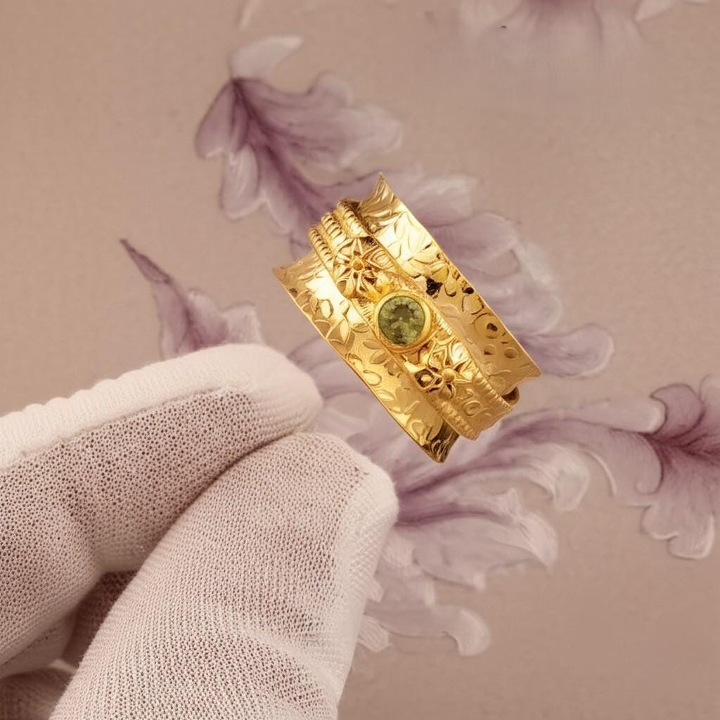 Boho Spinner Ring with Peridot, Textured Gold Band, Anxiety Relief Jewelry, Peridot Gold Ring, Floral Engraved Spinner, August Birthstone