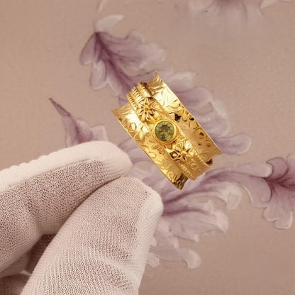 Boho Spinner Ring with Peridot, Textured Gold Band, Anxiety Relief Jewelry, Peridot Gold Ring, Floral Engraved Spinner, August Birthstone