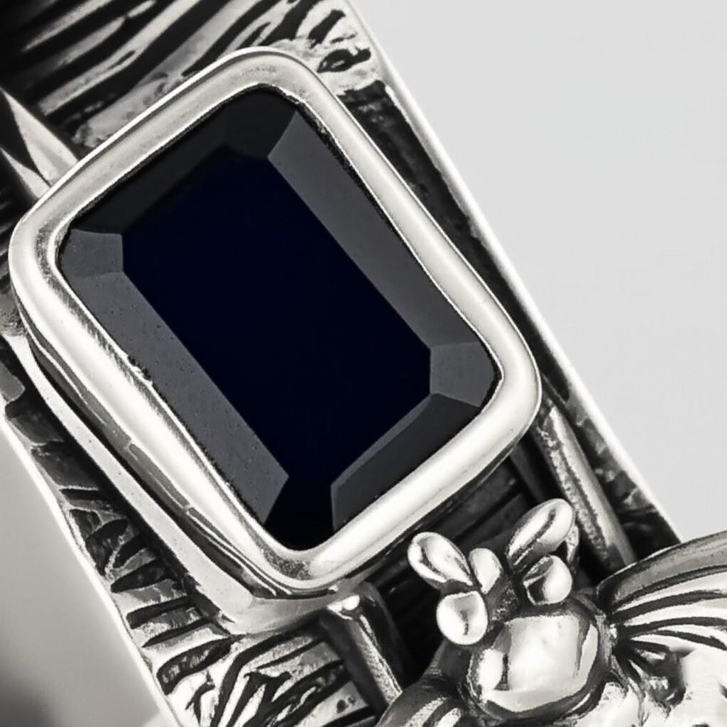 Sterling Silver Bee Ring with Black Onyx, Nature-Inspired Stone Ring, Artisan Crafted Silver Bee Ring, Handmade gemstone ring, Designer ring