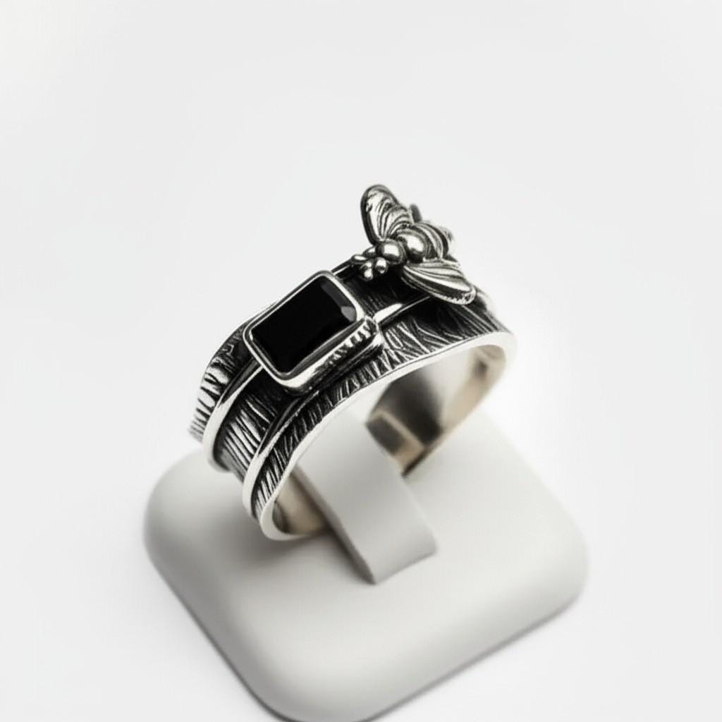 Sterling Silver Bee Ring with Black Onyx, Nature-Inspired Stone Ring, Artisan Crafted Silver Bee Ring, Handmade gemstone ring, Designer ring